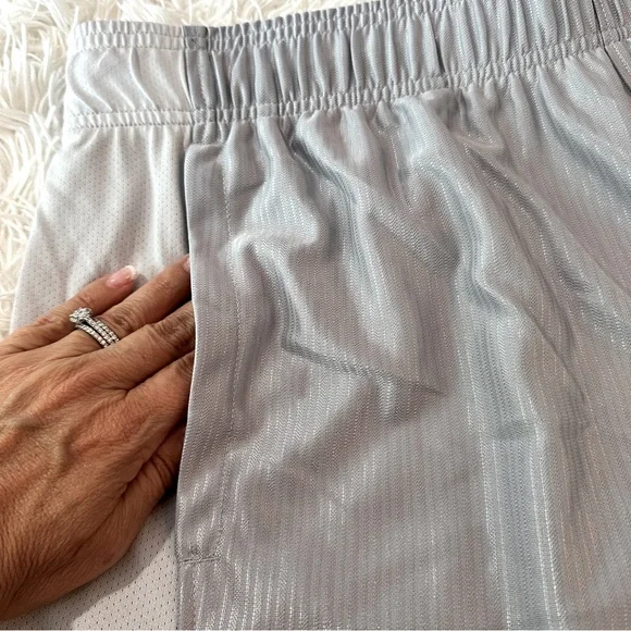 (NWT) Under Armour Men's Light Gray Athletic Shorts XXL - Picture 3 of 7